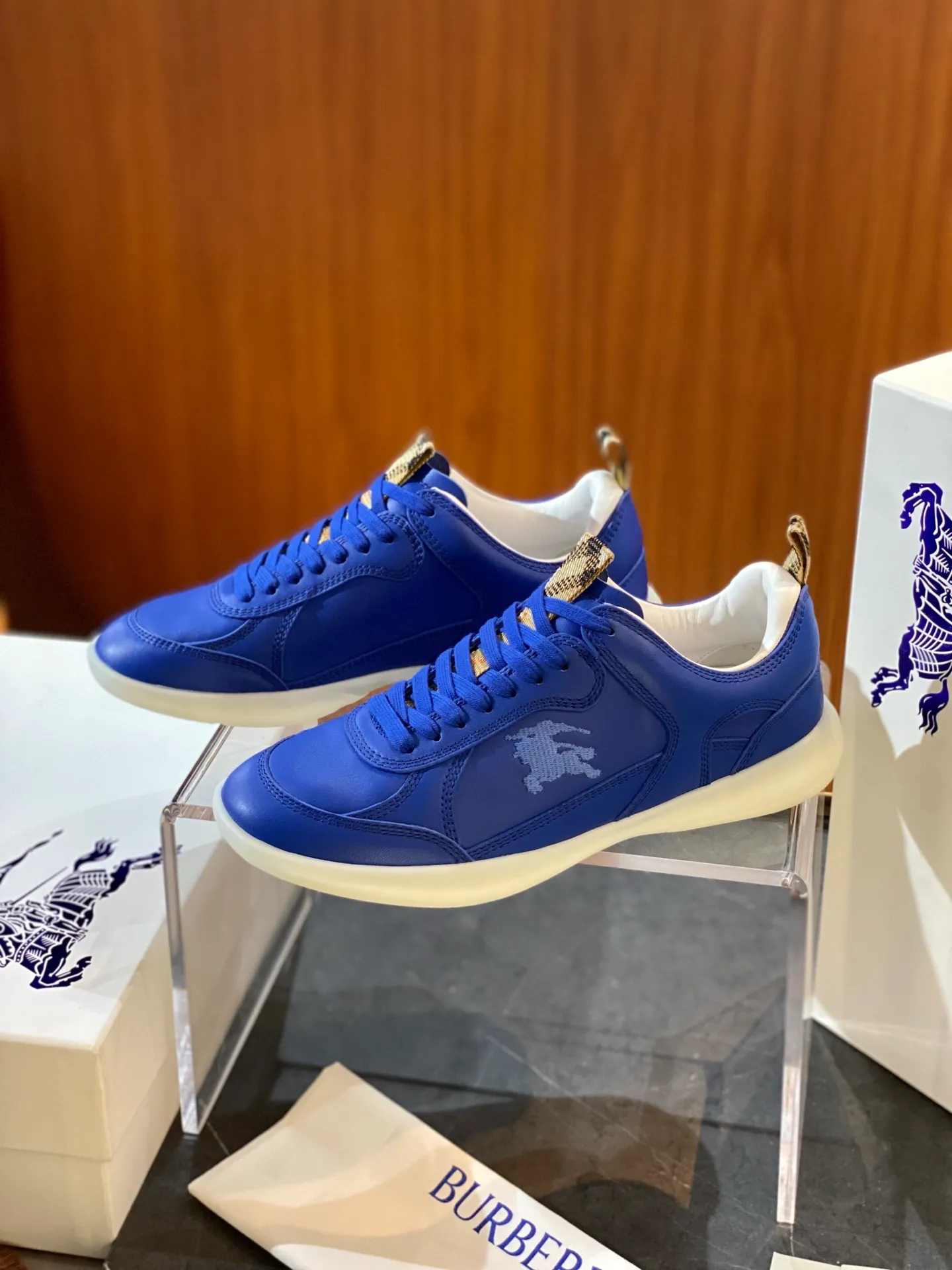 Men's men's shoes💰p420 "Burber＊" SU25 new MATRIX retro sneakers in calfskin. The main style of the summer fashion show is retro and casual, lightweight and comfortable. Burberry made its debut at the brand's 2025 summer fashion show. Made of refined Italian leather with tonal topstitching details, it's inspired by sporty design. Paired with lightweight soles and Burberry check sneakers, they are embellished with embroidery of the brand's Equestrian Knight logo (EKD). - Lace-up design - EKD embroidery on the side - EKD embroidery on the sole Size 38-44